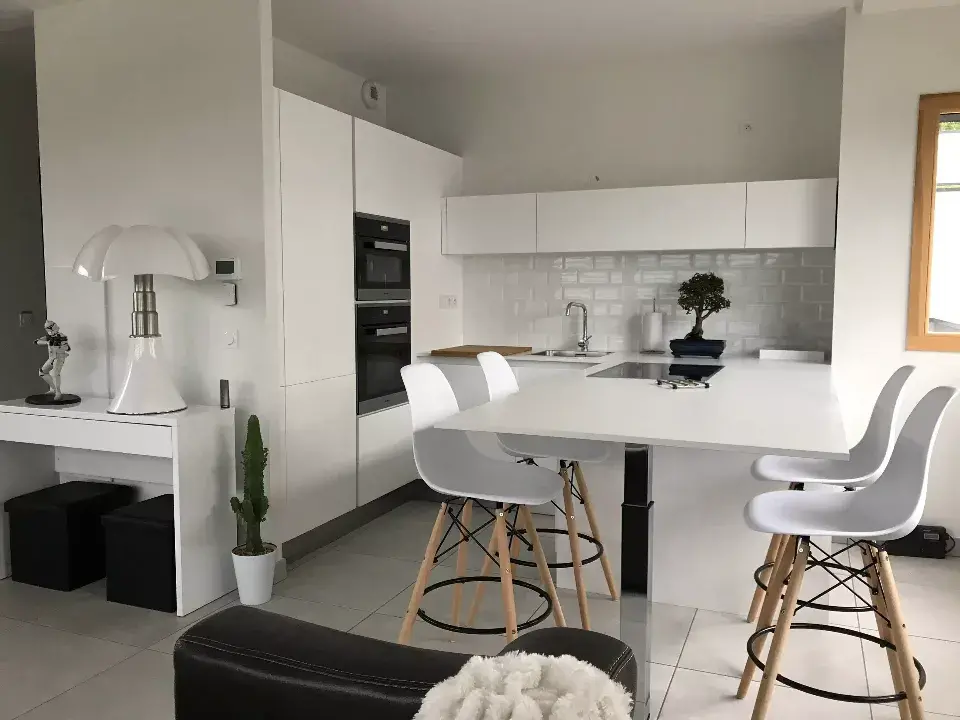 Cuisine moderne de couleur blanche avec tabourets, lampe, figurine star wars, banzai, cactus et magnifique plan de travail / design par ViolaDeco, Iana Viola